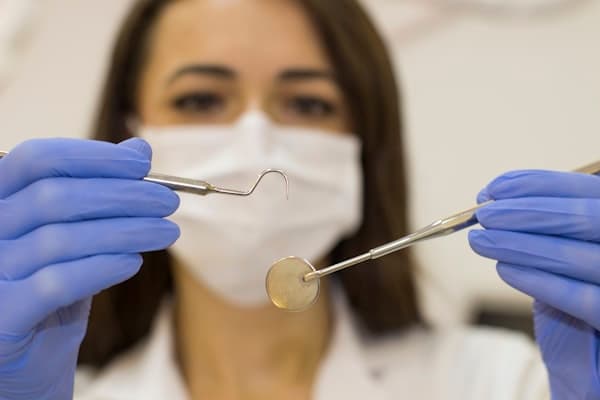 Estou com dentes tortos, devo colocar um aparelho?